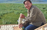 Femme préparant un encas traditionnel mongol